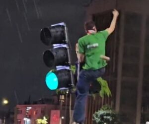Los Mexicanos cuando festejan ya no saben ni qué hacer para divertirse 😅