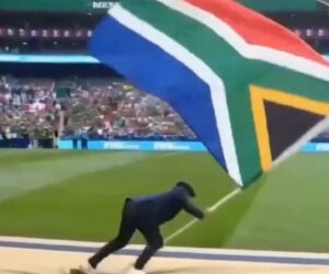 Se vale tropezar y levantarse: Abanderado de Sudáfrica tropieza frente a miles de aficionados