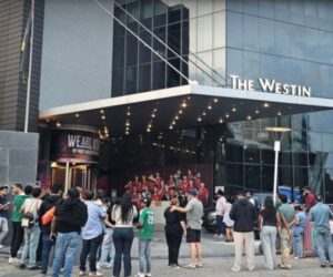 AGLOMERACIÓN DE MEXICANOS AFUERA DEL HOTEL ESPERANDO A VER SI SALEN LOS FUTBOLISTAS COREANOS A SALUDAR